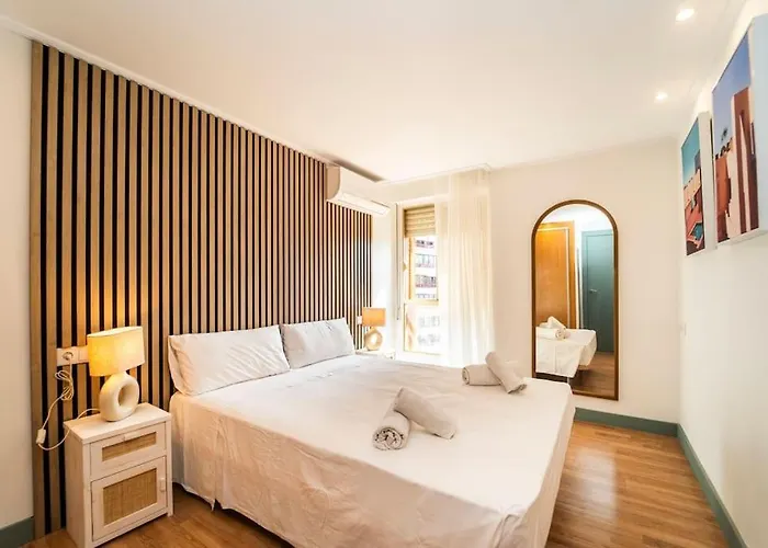 Stylish Seaview Apartment With Pool Access